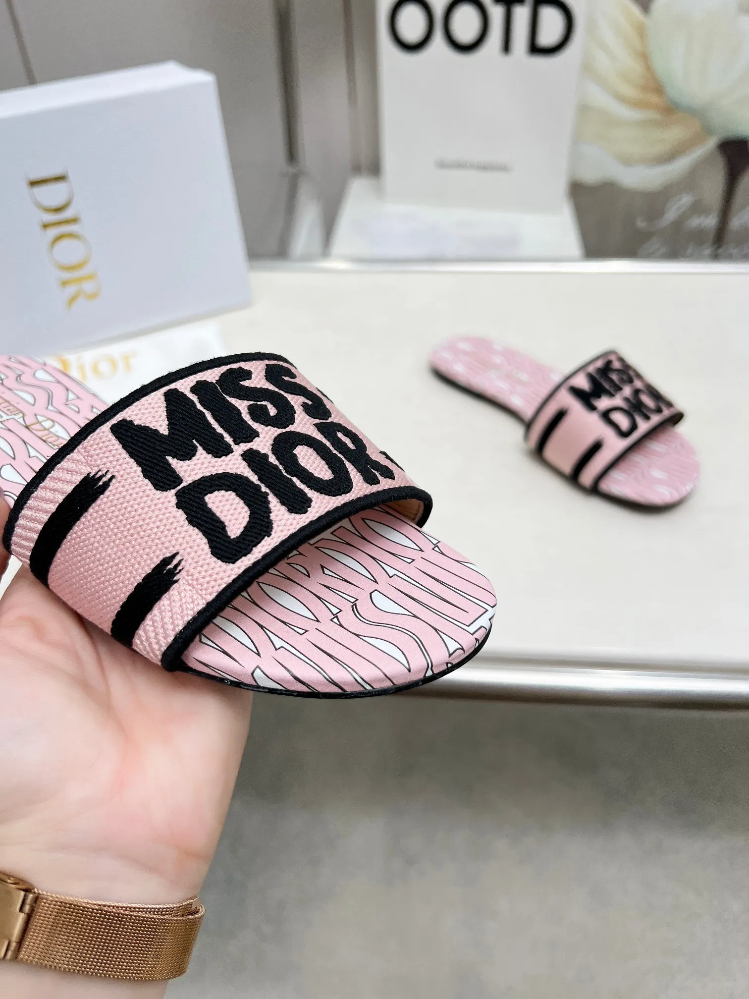 👟👟Ex-factory price 300👟👟 •Dior women's presbyopic embroidered leather-soled slippers Christian Dior has always been synonymous with magnificence and elegance, and has always been at the top of the fashion world👍 What is particularly worth mentioning is: the embroidered ✨ pattern on the sole, which reproduces one of the cherished symbols of Christian Dior✅More than a hundred colors to choose from ◽️️Upper: selected top-quality embroidered cotton ◽️Inner lining: imported sheepskin ◽Number 35-40 (41.42.43 customized)